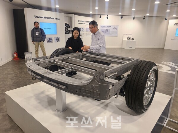 현대차•기아 관계자가 2023년 11월 28일 서울 커뮤니티 마실에서 개최된 '유니휠 테크데이'에 전시된 '유니휠'에 대해 설명하고 있다. / 사진=이현민 기자