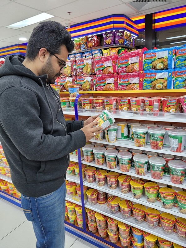 호주의 한 이지마트 매장에서 소비자가 비비고 제품을 구매하고 있는 모습 / 사진=CJ제일제당