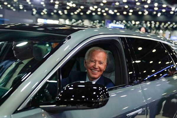 조 바이든 미국 대통령이 전기차(EV)공장을 찾아 시승하고 있다./로이터연합 