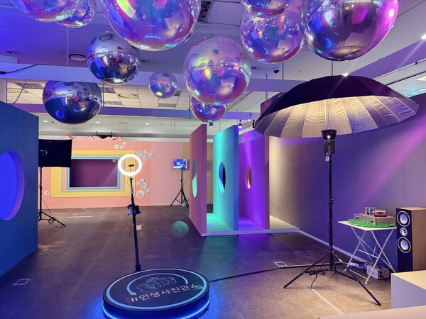 아이파크몰 리빙파크 3층 이벤트홀에서 진행 하는 '인생사진관 4' 슈퍼 메가 스튜디오 전경. 2024년 3월까지 약 3개월 간 진행 하며 총 5개 콘셉트 존으로 꾸며져 각기 다른 느낌의 사진을 촬영하고 인화 및 앨범 제작까지 원-스톱으로 즐길 수 있도록 한 것이 특징이다. /HDC아이파크몰