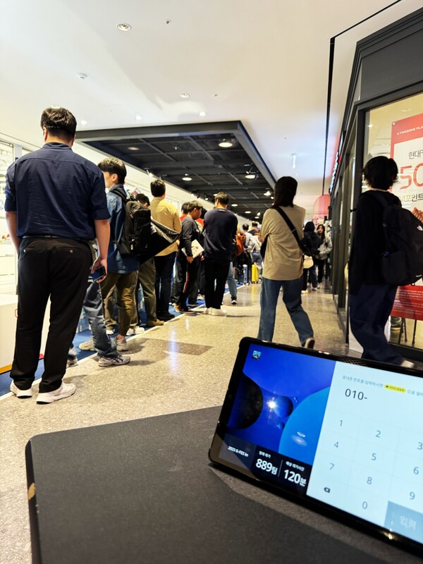 이파크몰에서 2년 연속으로 진행 한 건담 페스티벌 팝업 스토어 오픈 당일 고객들이 긴 대기줄을 형성하고 있다./ HDC아이파크몰