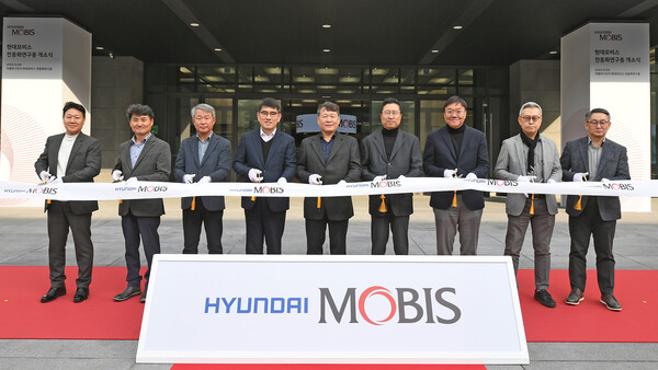 2023년 12월 5일 현대모비스의 차세대 전동화 기술 종합 연구센터인 '의왕 전동화 연구동' 개소식에서 참석자들이 테이프 커팅을 진행하고 있다. 사진 왼쪽부터, 현대모비스 전동화랩장 이영국 상무, 현대모비스 전동화BU장 오흥섭 전무, 현대모비스 통합솔루션부문장 성기형 부사장, 현대자동차 남양연구소(TVD본부장) 양희원 부사장, 현대모비스 대표이사 이규석 사장, 현대자동차 기획조정2실장 전상태 부사장, 현대자동차 배터리개발센터장 김창환 전무, 현대로템 디펜스솔루션사업부장 이정엽 전무, 현대트랜시스 P/T연구개발본부장 권혁빈 상무. /현대모비스