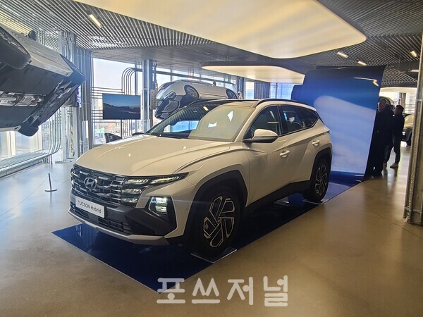 2023년 12월 5일 서울 강남구 현대 모터스튜디오 서울에서 진행된 '더 뉴 투싼' 미디어 갤러리 행사에서 '더 뉴 투싼'(하이브리드)이 전시돼 있다. / 사진=이현민 기자