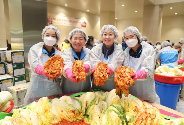 2023년 112월 7일 AK플라자 광명점에서 자원봉사자들이 ‘2023 사랑의 김장나눔 행사’를 진행하고 있다 /애경산업