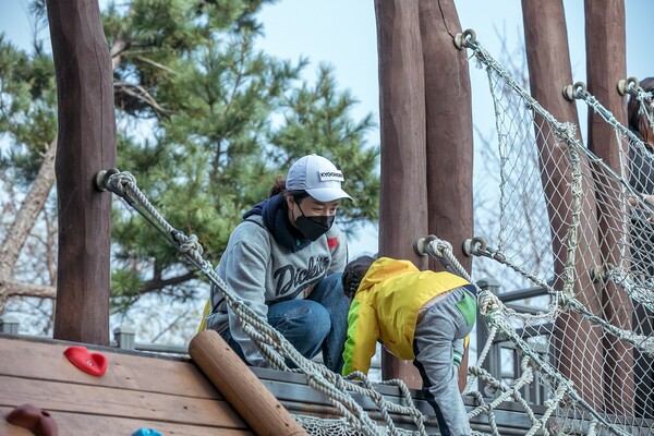2023년 11월 23일 북악산 ‘청소년 체험의 숲’에서 진행된 교촌 ‘바르고 봉사단’ 봉사활동 현장 사진/교촌 치킨