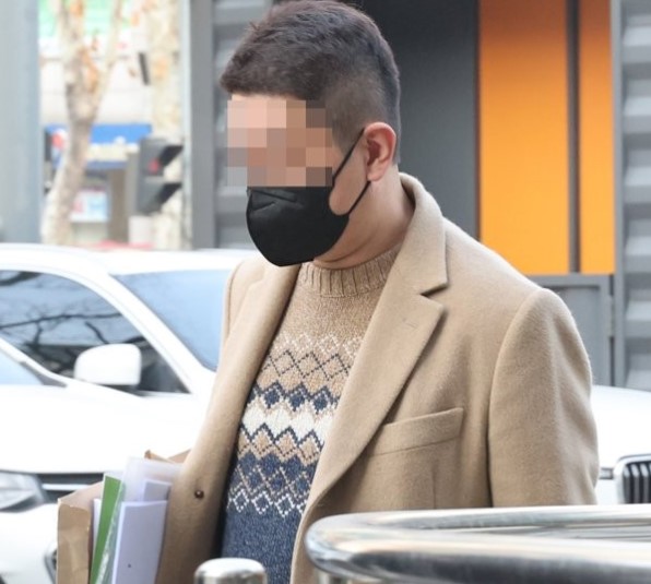 빗썸 실소유주로 알려진 사업가 강종현 씨가 2023년 2월 1일 횡령·배임 의혹 영장심사를 받기 위해 서울남부지법에 들어가고 있다./연합