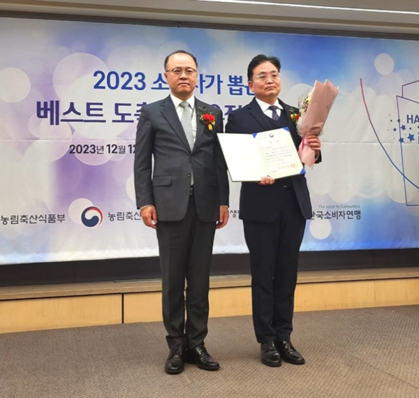 (오른쪽부터) 장창원 남양유업 세종공장 품질보증부문장, 하종수 농림축산식품부 농축산위생품질팀장이 2023년 12월 12일 서울 중구 한국프레스센터에서 기념사진을 찍고 있다. / 사진=남양유업