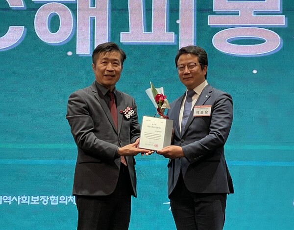 백승훈 SPC 상무와 전성수 서초구청장이 2023년 12월 13일 서울 서초구 '엘타워'에서 기념촬영을 하고 있다. / 사진=SPC그룹