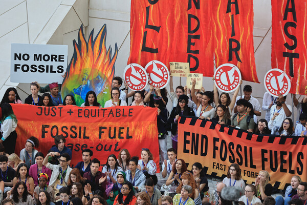 기후 활동가들이 2023년 12월 12일(현지시간) 제28차 유엔기후변화협약 당사국총회(COP28)가 열린 아랍에미리트(UAE) 두바이에서 화석연료 사용에 반대하는 시위를 벌이고 있다./로이터연합
