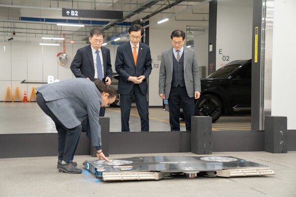 HL만도 MSTG 최성호 부사장(왼쪽부터 첫 번째)이 HL만도 조성현 부회장(두 번째), 산업통상자원부 방문규 장관(세 번째), 로봇산업진흥원 손웅희 원장(네 번째)에게 주차로봇 파키를 설명하고 있다./사진=HL만도