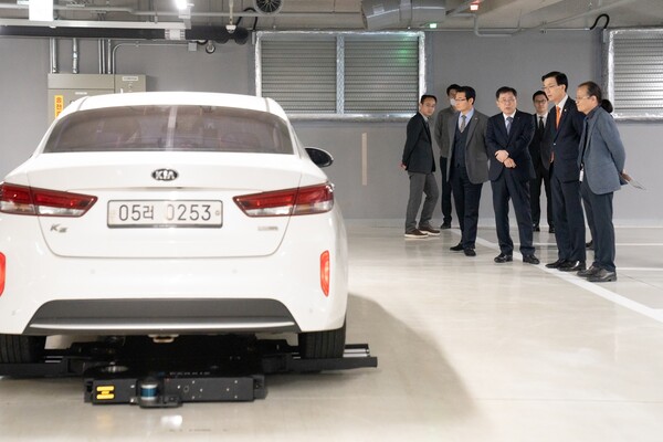 HL만도 자율주행 주차로봇 '파키'의 시연을 보고있는 방문규 장관(오른쪽 두번째)과 HL만도 조성현 부회장(오른쪽 세번째)./HL만도