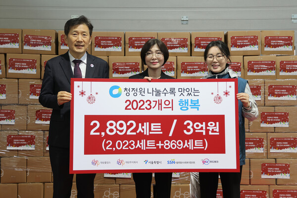 (오른쪽부터) 김경숙 대상 ESG경영실장, 조미숙 서울특별시 복지기획관, 김현훈 서울시사회복지협의회장이 2023년 12월 15일 서울 성동구 서울잇다푸드뱅크센터에서 기념촬영을 하고 있다. / 사진=대상