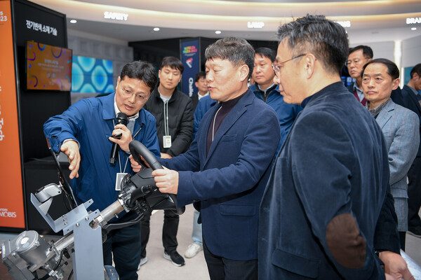 현대모비스는 최근 경기도 용인 마북연구소에서 직원들이 제안한 창의적인 우수 아이디어를 선정하는 ‘2023 엠필즈 페스타’를 개최했다. 현대모비스 이규석 사장(가운데)이 관련 기술을 체험하며 설명을 듣고 있다./현대모비스