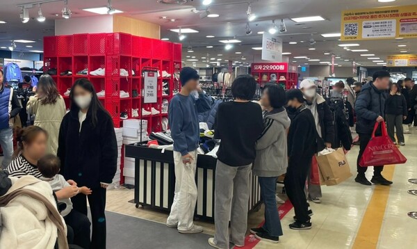 팩토리아울렛 광명점에서 고객들이 쇼핑을 하고 있다. /이랜드