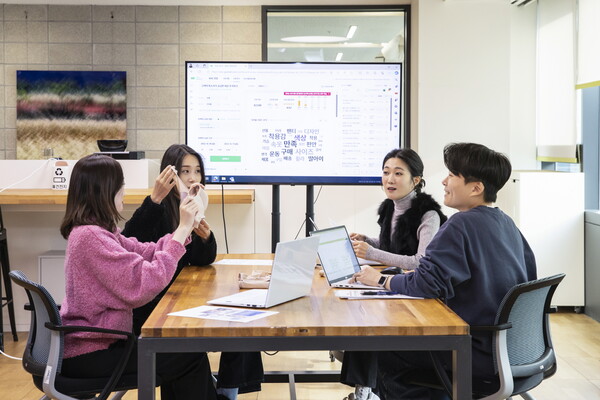 2023년 12월 강남구 GS샵 회의실에서 속옷 MD와 PD 등 직원들이 'VOC인사이트'를 보며 신상품 기획 논의를 하고 있다. /GS샵 