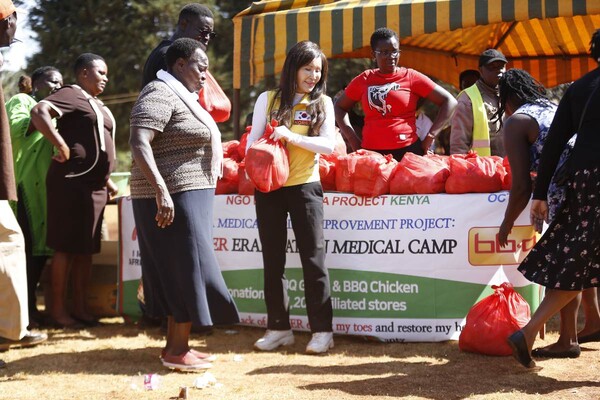 제너시스BBQ 그룹이 사회공헌활동 '아이러브아프리카'로 2018년부터 전달한 기부금 총액이 21억원을 넘겼다고 2023년 12월 20일 밝혔다. 제너시스BBQ가 패밀리(가맹점주)와 함께 글로벌 사회공헌 활동인 '아이러브 아프리카'를 통해 아프리카 지역에 긴급 식원지원을 하고 있다. / 사진=BBQ