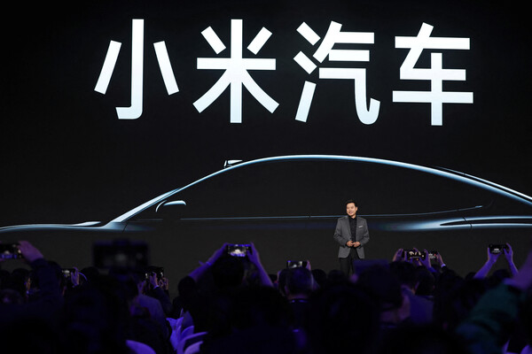 중국 가전업체 샤오미 창업자 레이쥔 회장이 2023년 12월 28일(현지시간) 베이징에서 내년 초 출시할 자사의 첫 전기차 SU7에 대해 설명하고 있다./사진=로이터연합
