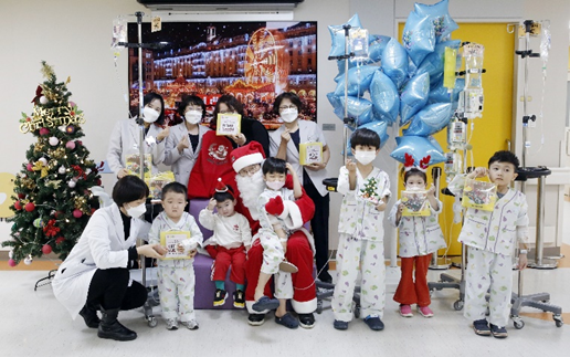 아웃백이 2023년 12월 21일 전남대학교 어린이병원에서 환아를 위한 ‘러브백 캠페인’을 진행했다. 행사에 참석한 BHC 관계자와 의료진, 환아들이 기념촬영을 하고 있다./사진=bhc