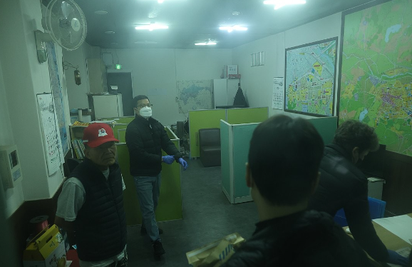 부산경찰청이 2024년 1월 3일 오후 충남 아산시에 있는 더불어민주당 이재명 대표를 흉기로 찌른 피의자 김모(67) 씨의 직장 사무소를 압수수색하고 있다./연합