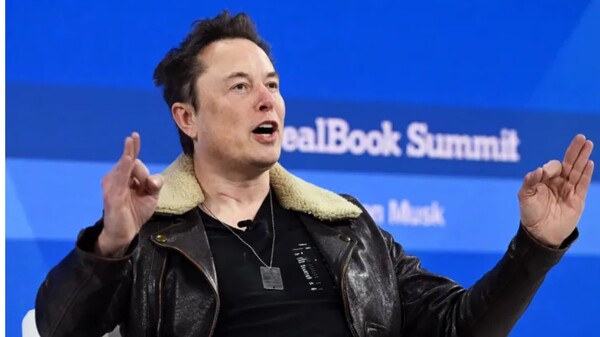 일론 머스크 테슬라 최고경영자가 2023일 11월 29일 뉴욕시 재즈 앳 링컨 센터에서 열린 뉴욕타임스 딜북 서밋 에서 무대에서 연설하고 있다./사진=게티연합