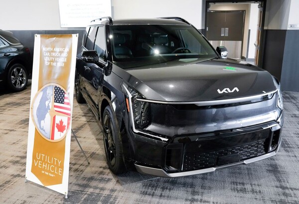 기아의 대형 전기차 EV9이 2024년 1월 4일(현지시간) 유틸리티(SUV) 부문 '2024 북미 올해의 차'로 선정돼 미국 미시간주 폰티악에 전시돼 있다. 현대차그룹의 북미 올해의 차 수상은 이번이 역대 8번째다. /ap연합