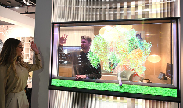 LG전자가 2024년 1월9일(현지시간) 미국 라스베이거스 CES2024에서 공개하는 무선 투명 OLED TV./사진=LG전자
