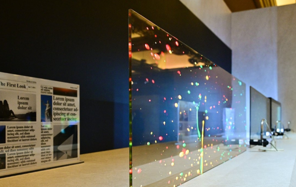 2024년 1월 7일(현지시간) 미국 라스베이거스에서 진행된 '삼성 퍼스트룩2024' 행사 현장에 전시된 투명 마이크로 LED 디스플레이./사진=연합뉴스