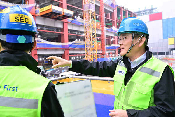2023년 10월 18일 이재용 삼성전자 부회장이 삼성전자 기흥 R&D단지 건설현장을 둘러보고 있다./사진=삼성전자