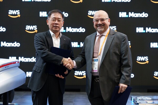 2024년 1월 9일 미국 라스베이거스 CES24 HL만도 부스에서 HL만도 조성현 부회장과 AWS 야세르 알사이드 IoT 부문 부사장이 차량용 소프트웨어 개발 협력을 위한 협약식 후 기념 사진을 찍고 있다. /HL그룹