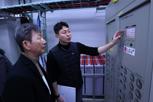 황현식 LG유플러스 대표이사 사장(가운데)이 서울 강서구 마곡 국사에서 직원으로부터 유선장비에 대한 설명을 듣고 있다./사진=LG유플러스