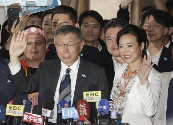대만민중당 커원저(65·柯文哲) 총통- (46·吳欣盈·신시아 우) 부총통 후보가 유세 중에 유권자들에게 손을 흔들어 보이고 있다./AP연합
