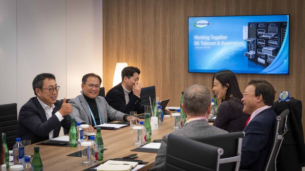 SKT 유영상 사장(왼쪽에서 첫번째)과 슈퍼마이크로 월리 리우(Wally Liaw) 공동 창업자 겸 비즈니스 개발부문 부사장(오른쪽 줄 가운데 좌석)을 비롯한 양사 임직원이 비즈니스 협력을 논의하는 모습./SKT