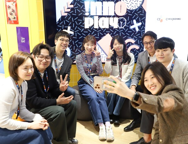 CJ제일제당이 서울 대치동에 개관한 ‘INNO Play’ 커뮤니티 라운지에서 이선호 식품성장추진실장(왼쪽에서 세 번째)과 사내벤처 직원들이 기념 촬영을 하고 있다./사진=CJ제일제당