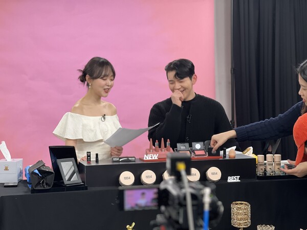 현대홈쇼핑 모바일 라이브커머스 채널 '쇼라' 스튜디오에서 뷰티 판매 방송이 진행되고 있다./현대홈쇼핑