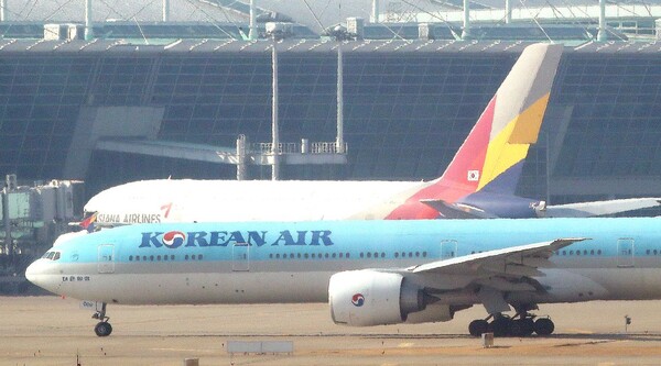 2022년 2월 9일 인천공항에 대한항공과 아시아나 항공기가 나란히 서 있는 모습. /대한항공 