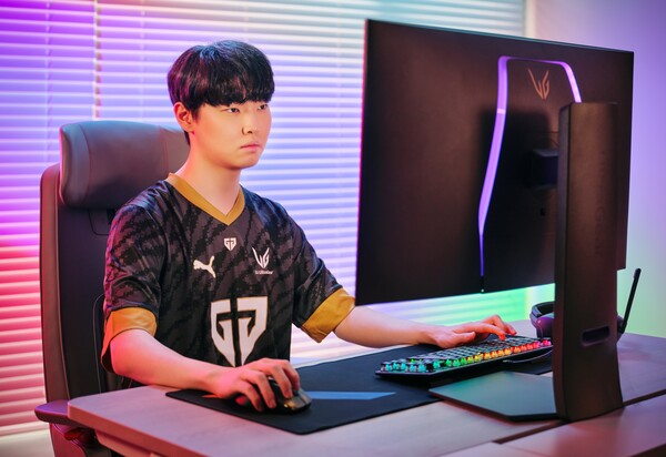 젠지 이스포츠 소속 스타 프로게이머 '쵸비' 정지훈 선수가 LG 울트라기어 게이밍 모니터를 체험하고 있다. / 사진=LG전자