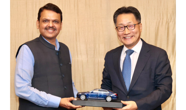 김언수 현대차 인도아중동대권역장(부사장, 오른쪽)과 데벤드라 파드나비스 마하라슈트라주 부총리가 투자 논의 후 기념사진을 찍고 있다./사진=데벤드라 파드나비스 부총리 X 계정