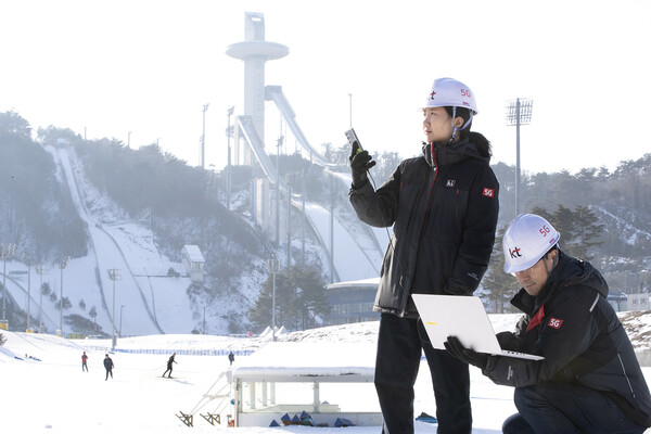 KT 네트워크 전문가가 2024 강원 동계청소년올림픽대회에 활용되는 통신 장비를 점검하고 있다./사진=KT
