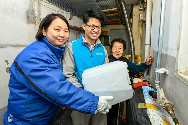 KT&G복지재단 관계자들이 서울 용산구의 한 가정을 방문해 난방연료를 지급하고 있다. / 사진=KT&G