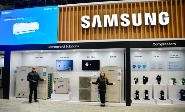 삼성전자가 미국 시카고에서 개최되는 북미 최대 공조 전시회 'AHR 엑스포'에 참가해 혁신적인 공조 솔루션을 선보인다. 삼성전자 모델이 DVM 라인업을 소개하고 있는 모습. / 2024. 1. 22. 삼성전자