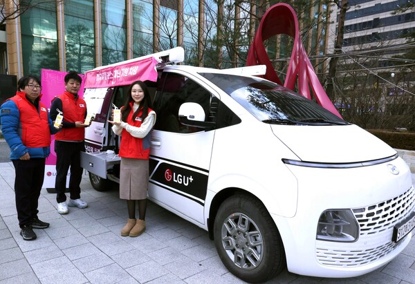 LG유플러스는 재난구호 활동을 지원하기 위한 ‘휴대폰 배터리 충전 전용 차량’을 제작했다. LG유플러스 서울 용산사옥 앞에 전시된 배터리 충전차를 임직원들이 소개하고 있다.(2024.1.23.)/사진=LG유플러스