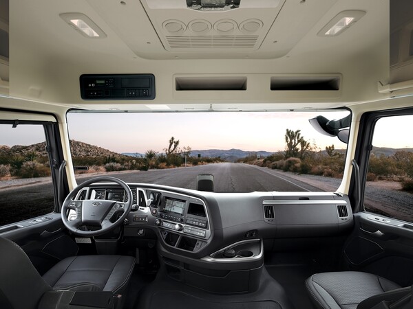 현대자동차가 2024년 1월 23일 대형 트럭 엑시언트 프로의 연식 변경 모델 ‘2024 엑시언트 프로’를 출시하고 본격 판매에 돌입한다. 2024 엑시언트 프로 실내 모습./사진=현대자동차