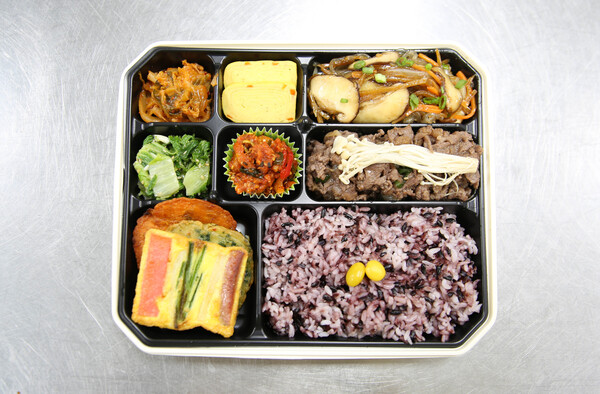 GS25가 2024년 1월 25일 출시한 새해복많이받으세용 도시락./사진=GS25