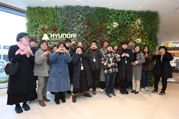 2024년 1월 25일 현대엔지니어링 본사 계동사옥에서 진행된 '사내 장애인 미술작가 초청행사'에 참석한 현대엔지니어링 소속 장애인 미술작가와 부모가 기념 사진을 촬영하고 있다. /현대엔지니어링