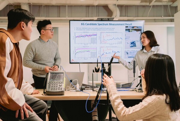 SK텔레콤과 경북대학교 연구진이 6G 후보 주파수 대역의 경로 손실, 건물 매질 투과 특성, 인체 차단 손실 등 전파특성을 종합적으로 실측하고 있다./사진=SK텔레콤