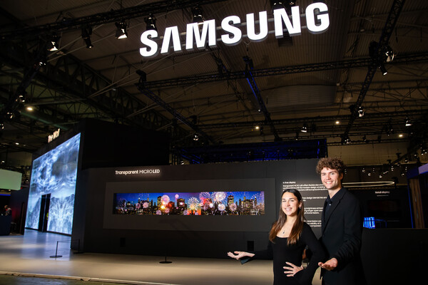 삼성전자 모델이 투명 마이크로 LED를 소개하는 모습 / 2024. 1. 30. 삼성전자