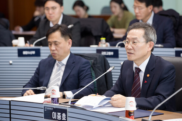 이종호 과학기술정보통신부 장관이 30일 오후 서울 중구 서울중앙우체국 스카이홀에서 열린 ''에서 '새로운 디지털 질서'의 기본방향인 '디지털 권리장전'을 토대로 구체적인 디지털 질서 정립 추진방안을 논의하고 있다. 2024.1.30 과학기술정보통신부 제공
