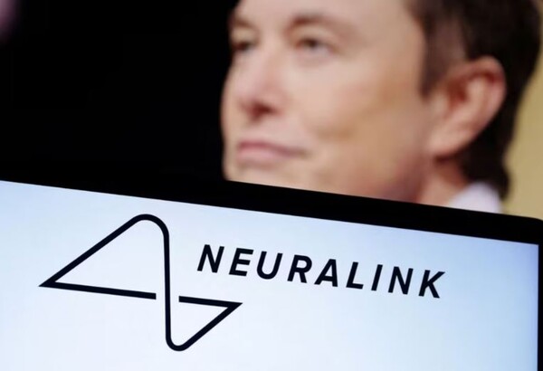 일론 머스크와 그의 뇌과학 스타트업 뉴럴링크 로고./로이터연합