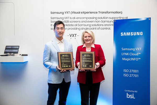 이양우 삼성전자 영상디스플레이사업부 부사장(왼쪽)과 데너리스 레클루제 '영국왕실표준협회' 매니징 디렉터(오른쪽)가 '개인정보 경영시스템인증'·'정보보호 경영시스템 인증' 상패 전달식을 가지고 있다. / 2024. 2. 1. 삼성전자