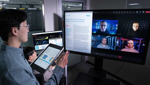 SK텔레콤은 인텔과 협력해 향후 6G 이동통신을 위한 베어메탈 기반 클라우드 네이티브 코어망 구조 진화에 필요한 코어망 내부 통신 지연 감소 기술을 개발했다. SK텔레콤과 인텔 연구원들이 공동 기술 검증한 기술 백서에 대해 논의하고 있다./사진=SK텔레콤